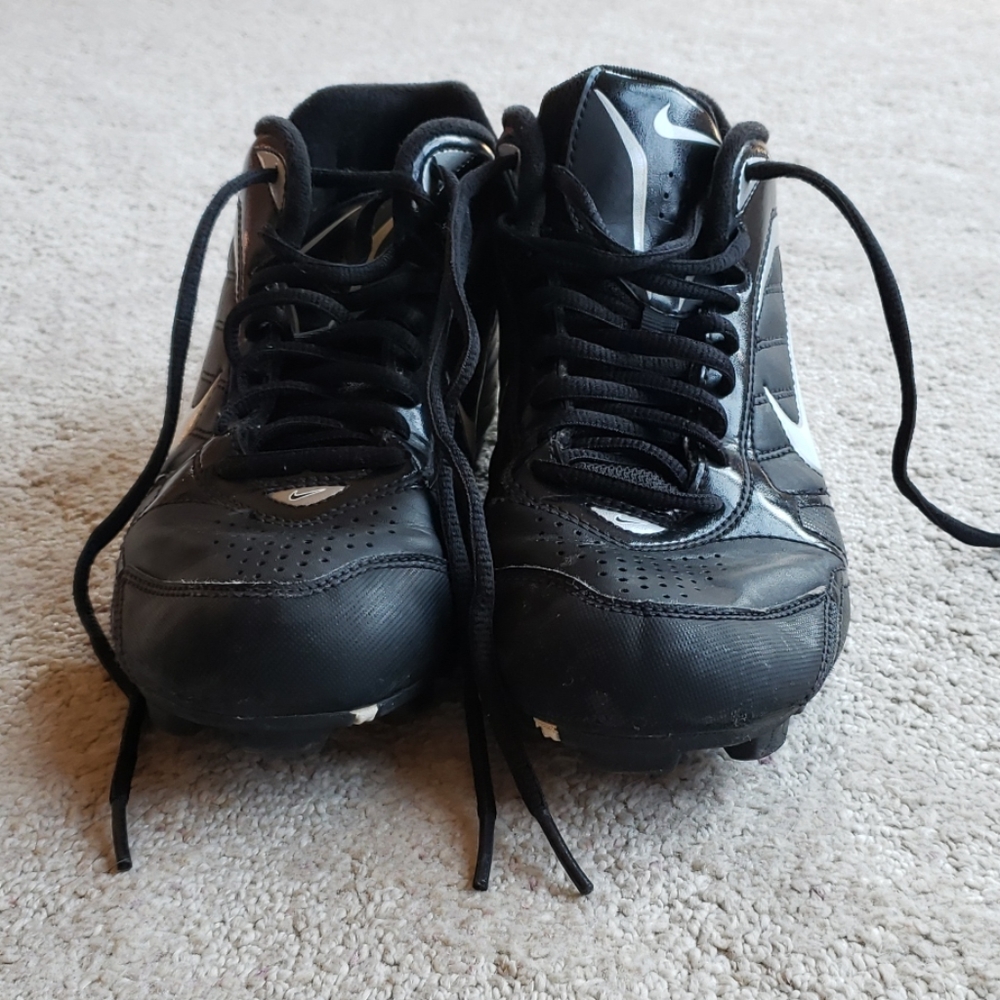 Nike men's mid baseball cleats.